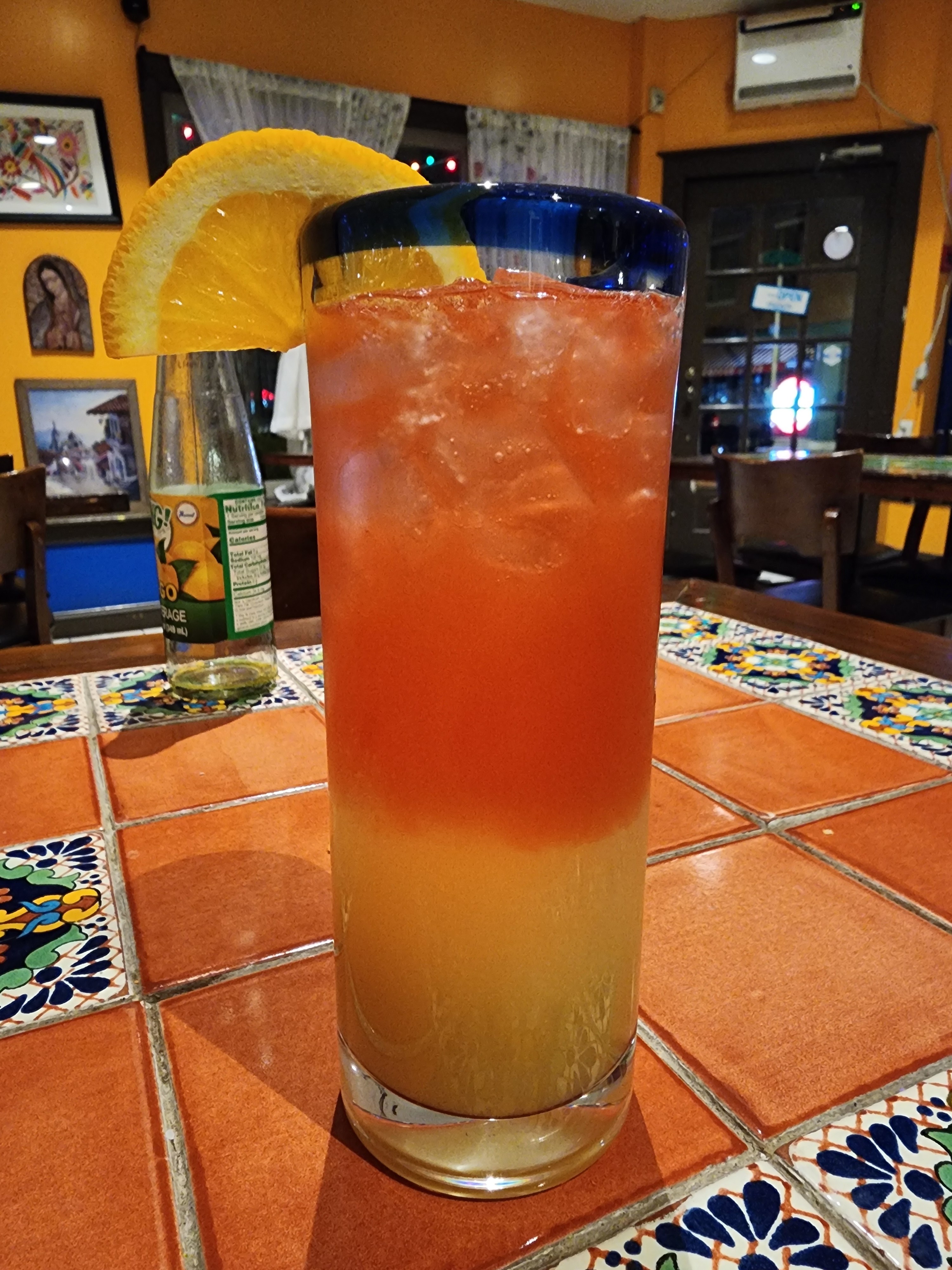 Agua de jamaica fresca en mesa talavera — Los Cuatro Soles