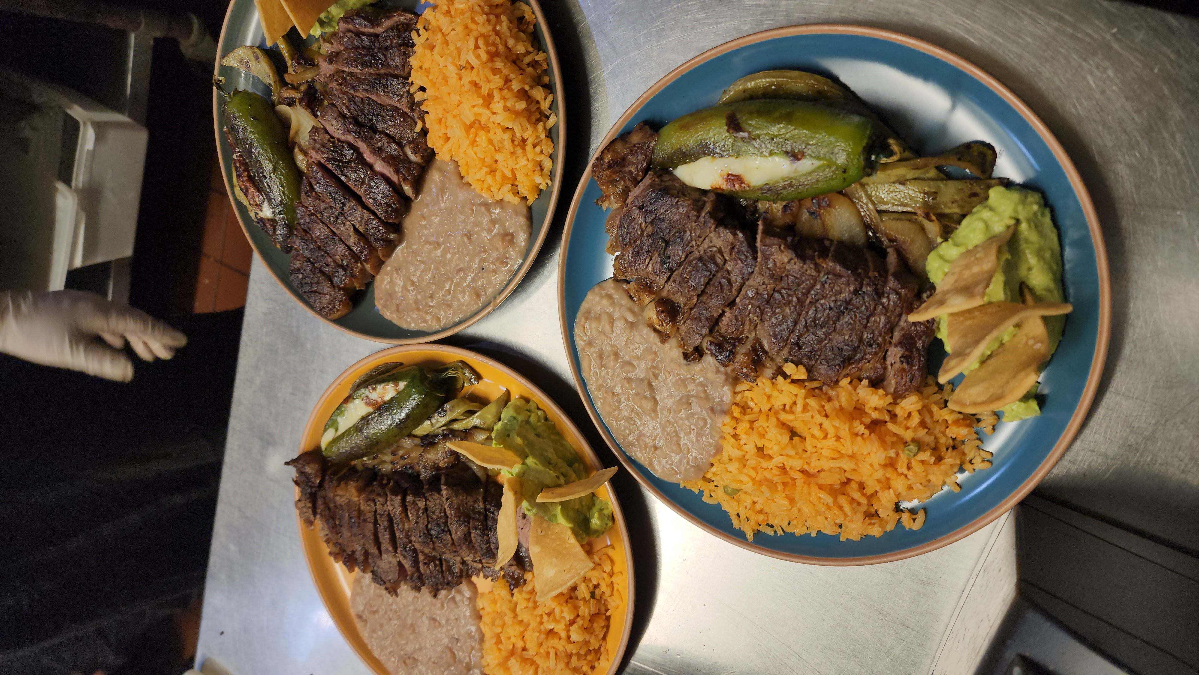Arrachera a la parrilla con arroz, frijoles y guacamole — Los Cuatro Soles