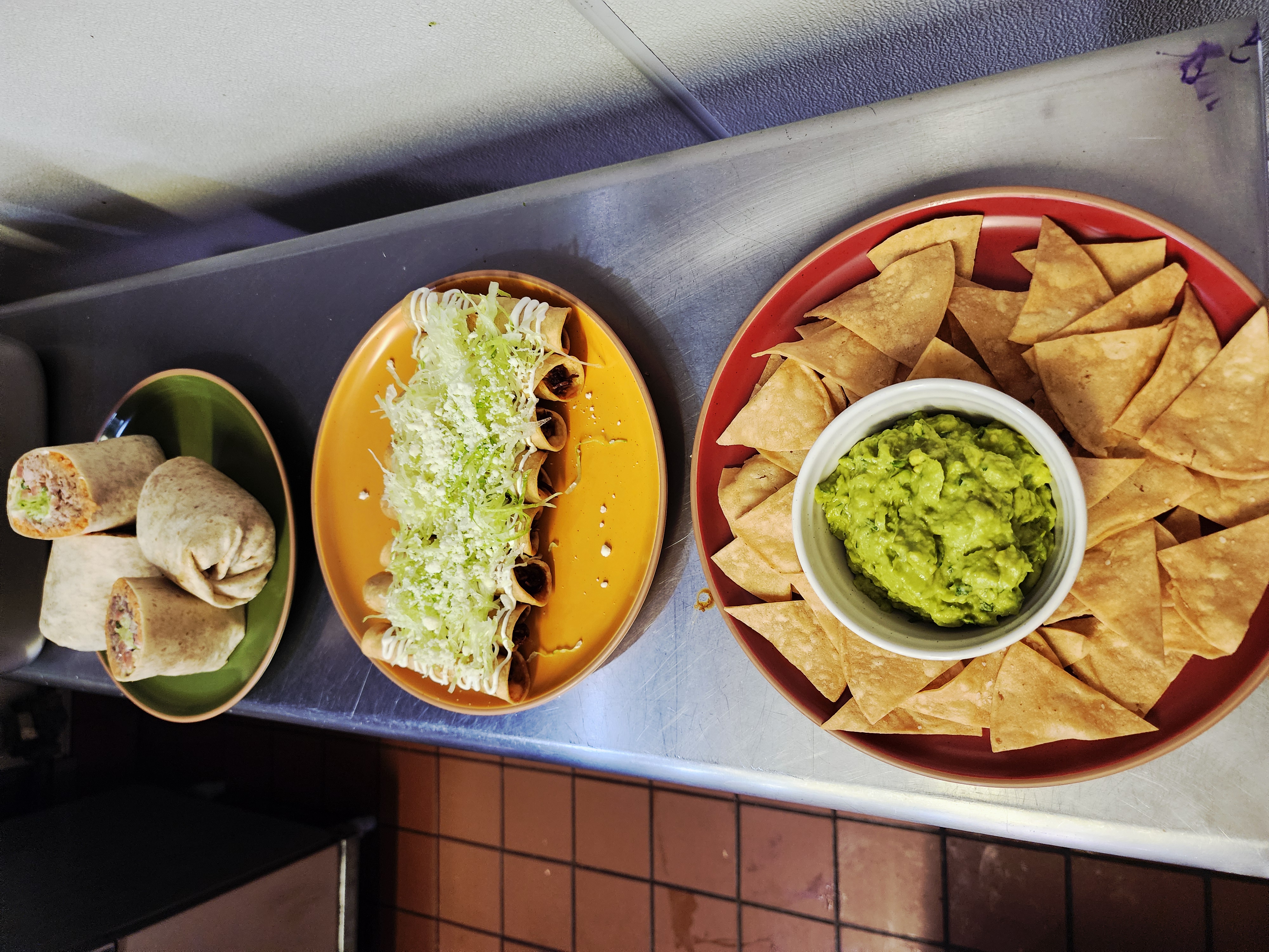 Chips con guacamole y flautas — antojitos mexicanos en Los Cuatro Soles
