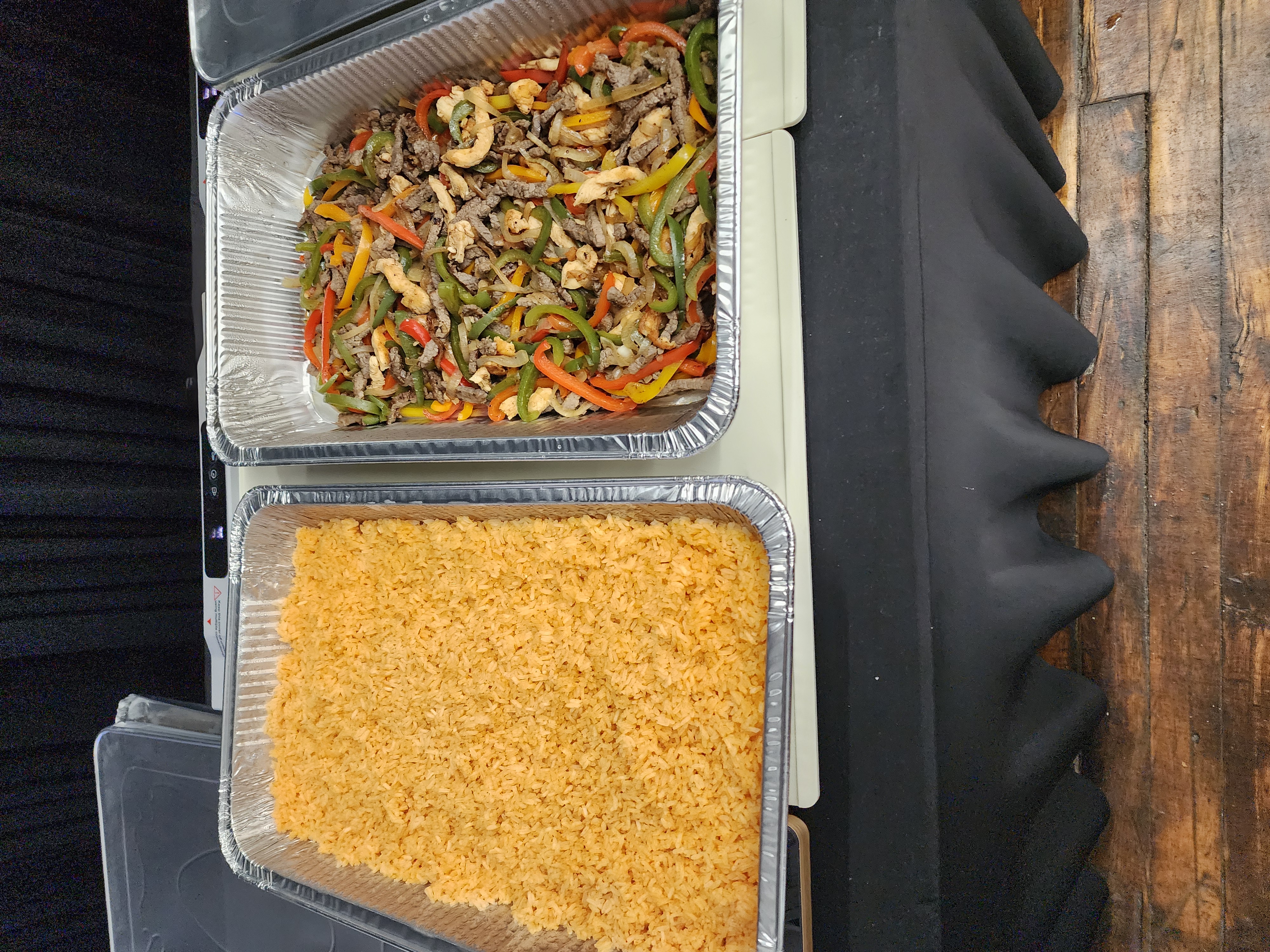 Charolas de fajitas y arroz para catering — Los Cuatro Soles
