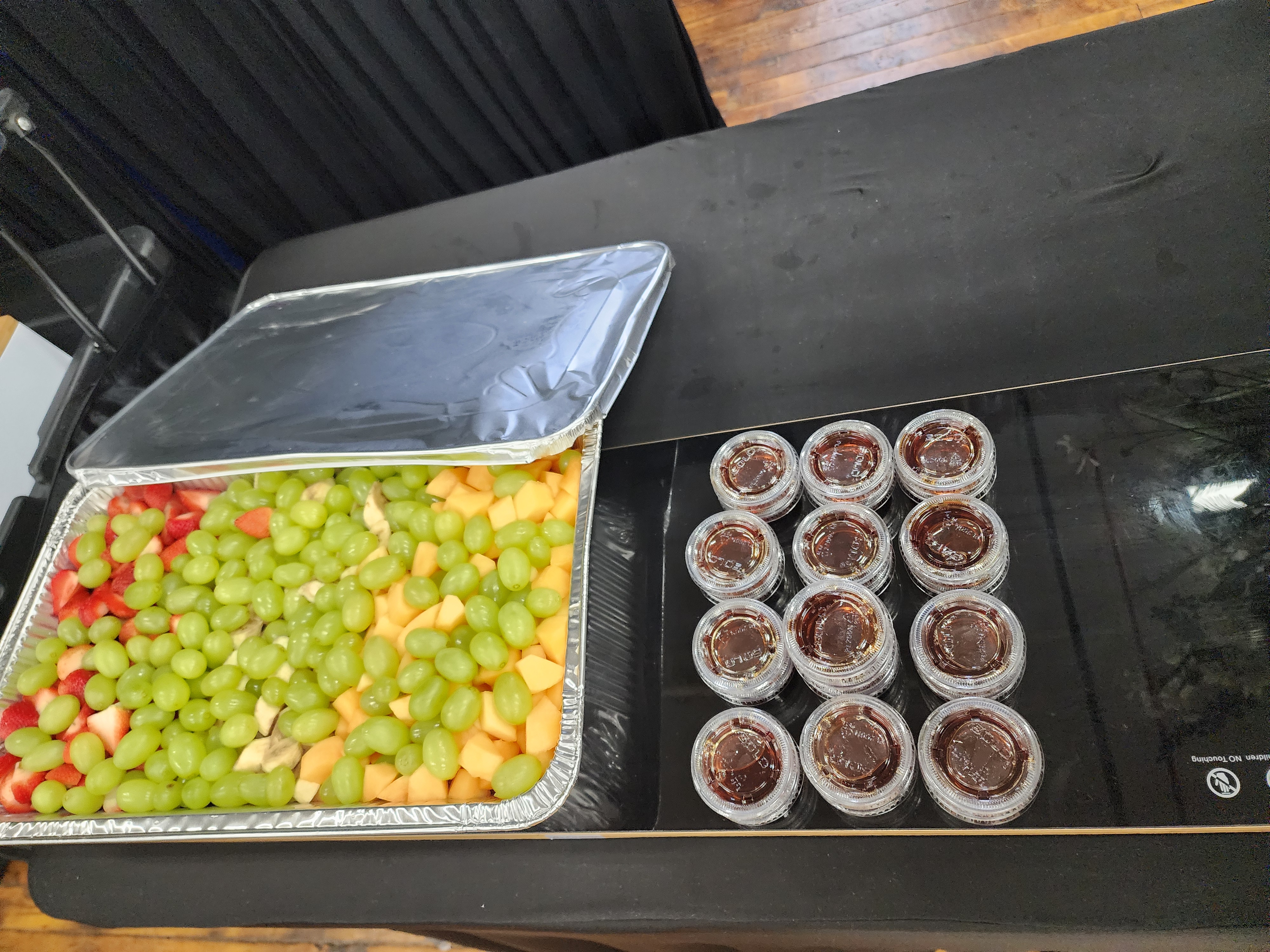 Bandeja de fruta y postres para catering — Los Cuatro Soles