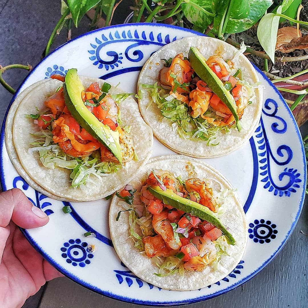 Tacos de camarón con aguacate en plato talavera